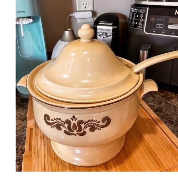 Vintage Pfaltzgraff Village Pattern 5-Quart Tureen with Lid - Picture 3 of 6